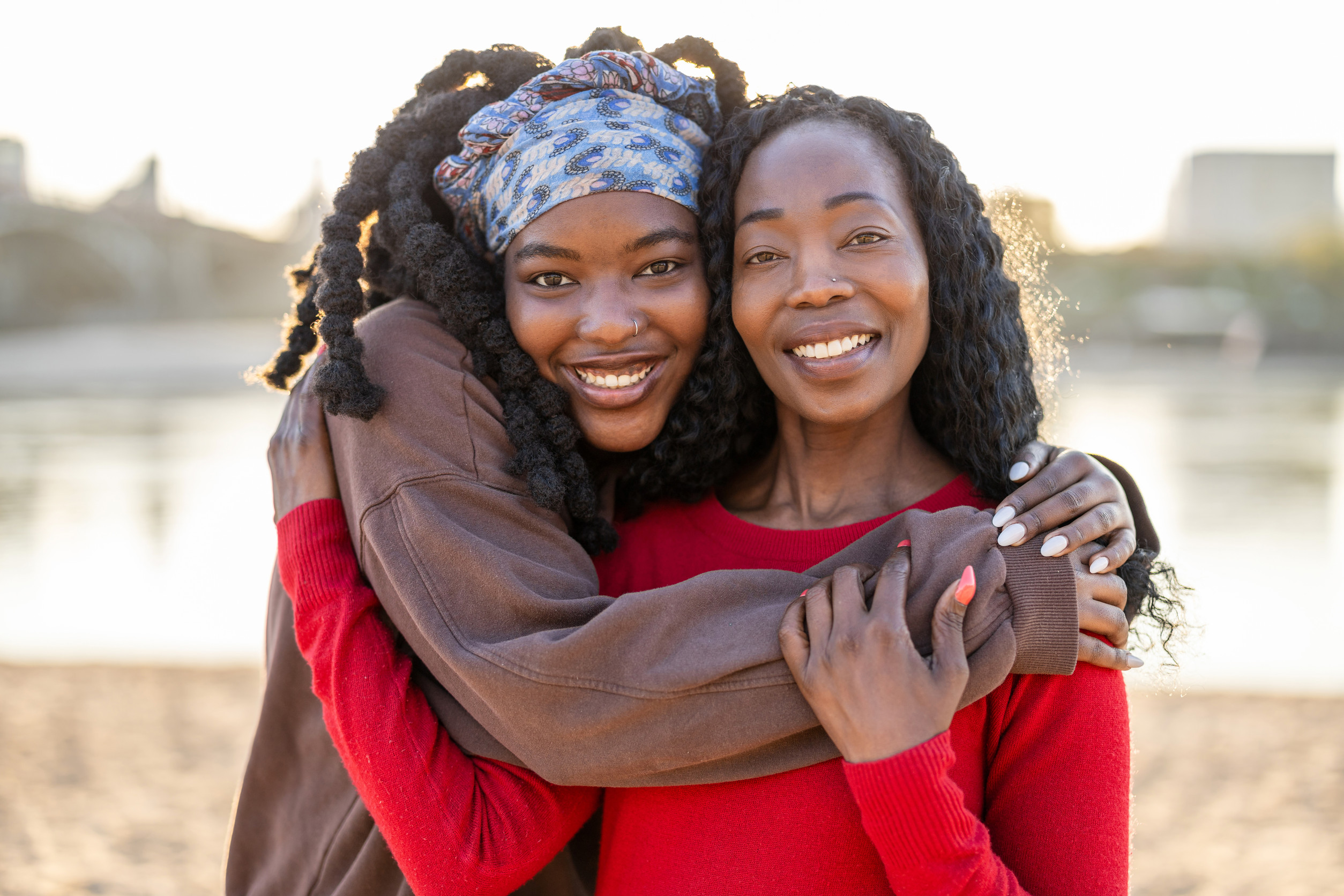 Afrikanische Frauen umarmen