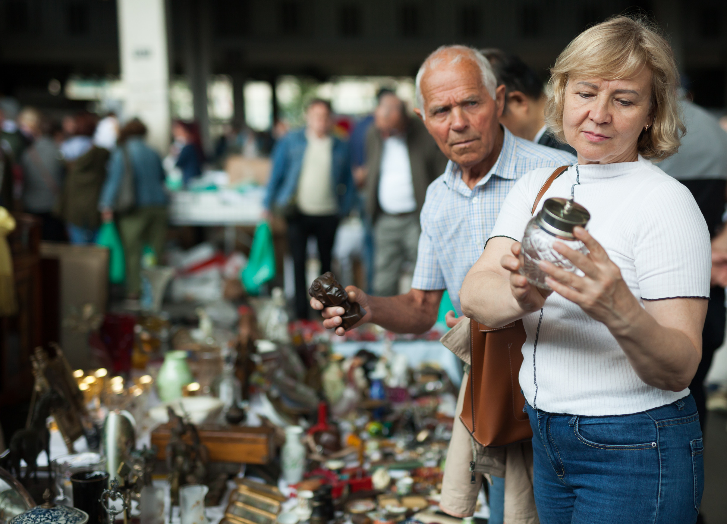 Couple parcourant les antiquités au marché aux puces