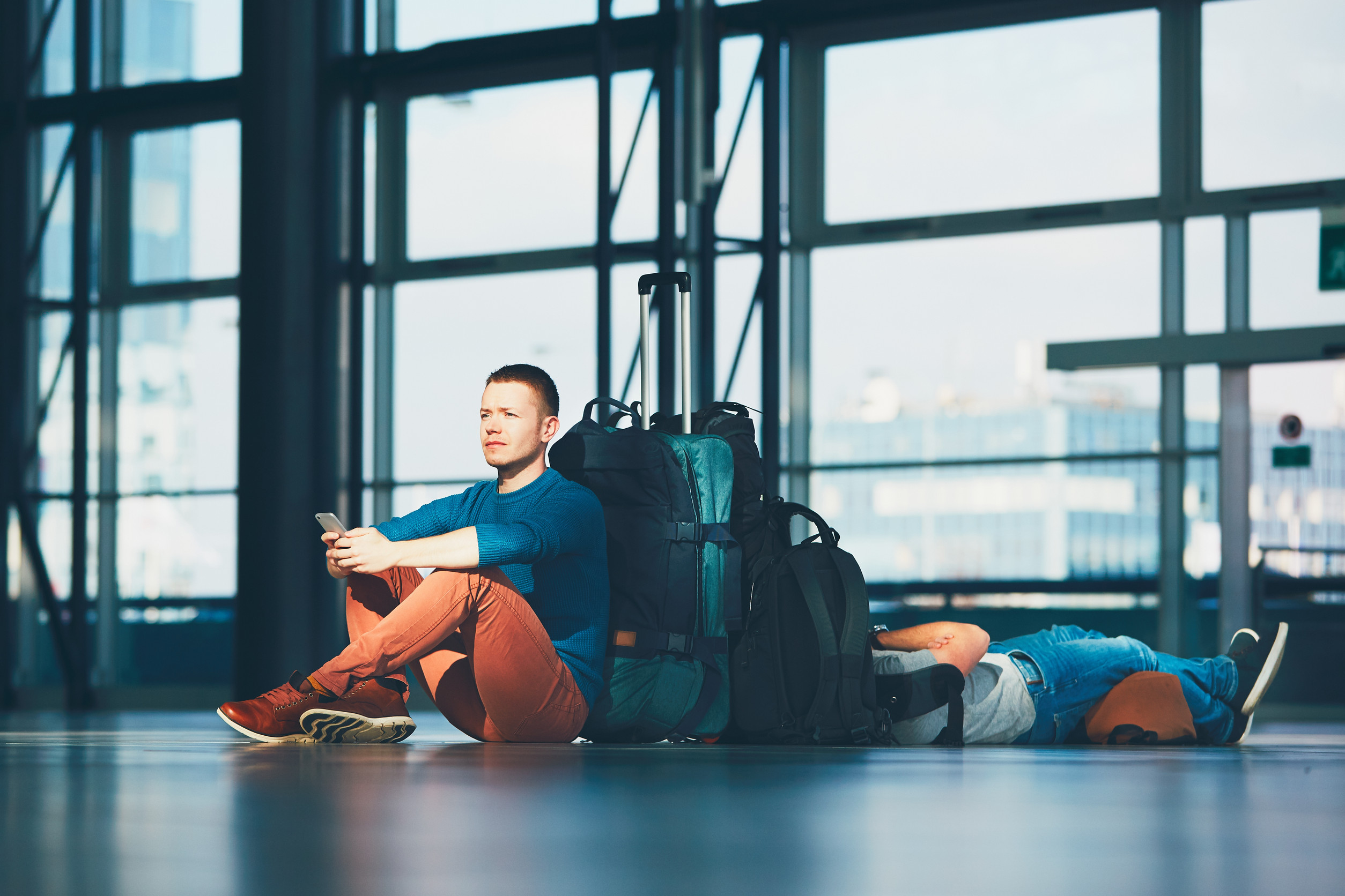 Voyageur en attente dans la zone de départ de l'aéroport