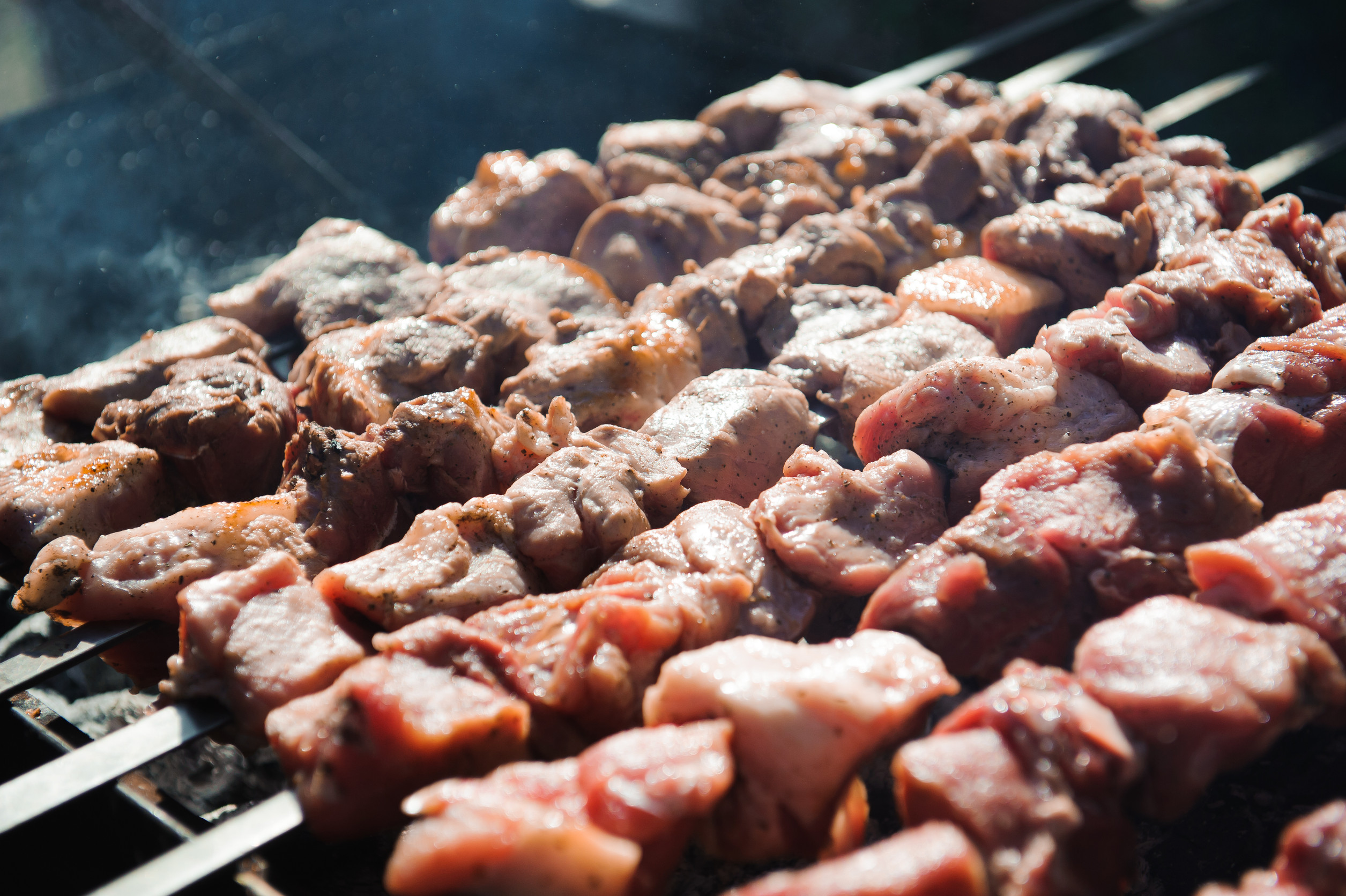 Viande en brochette grillée sur un barbecue ouvert