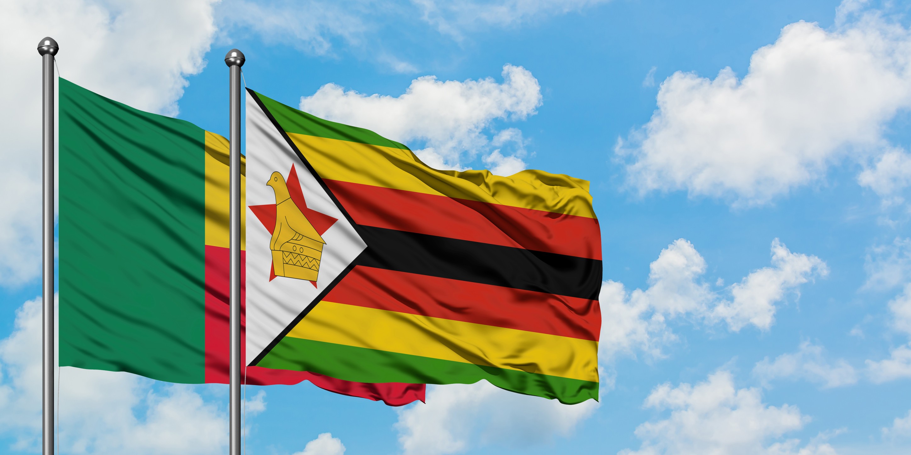 Die Flaggen von Benin und Simbabwe wehen