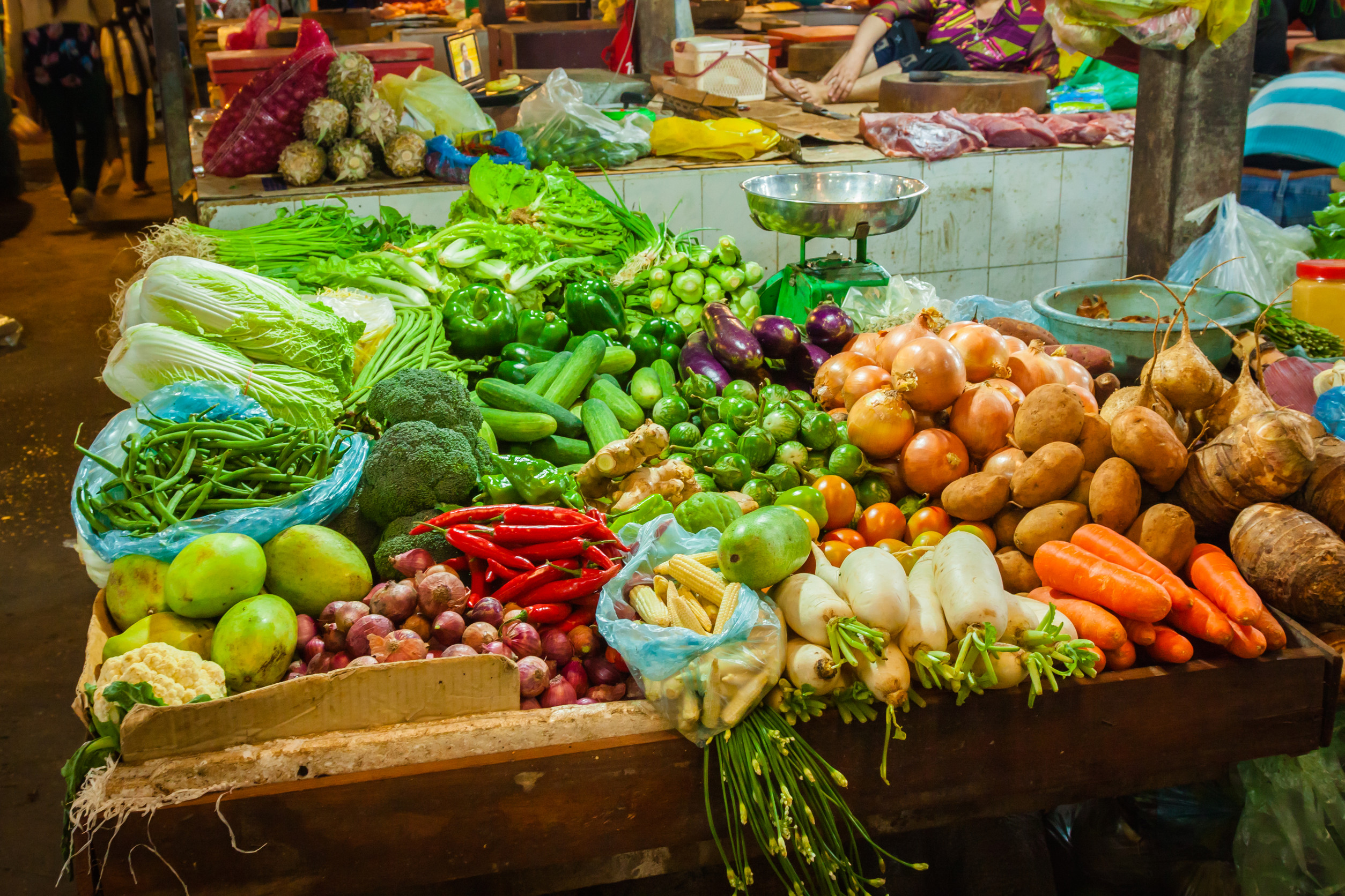 Frisches Gemüse und Obst an einem lokalen Marktstand