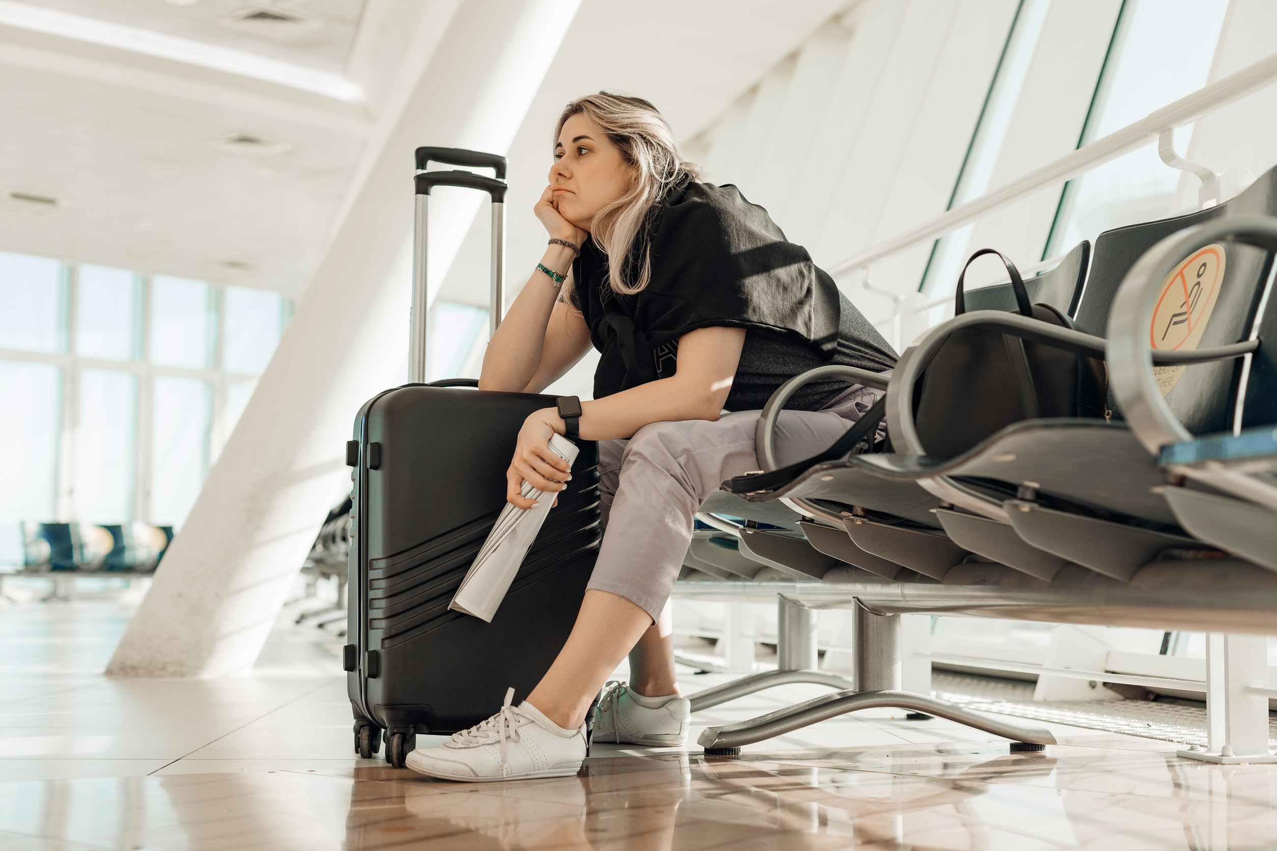 Müde Frauen sitzen am Flughafen