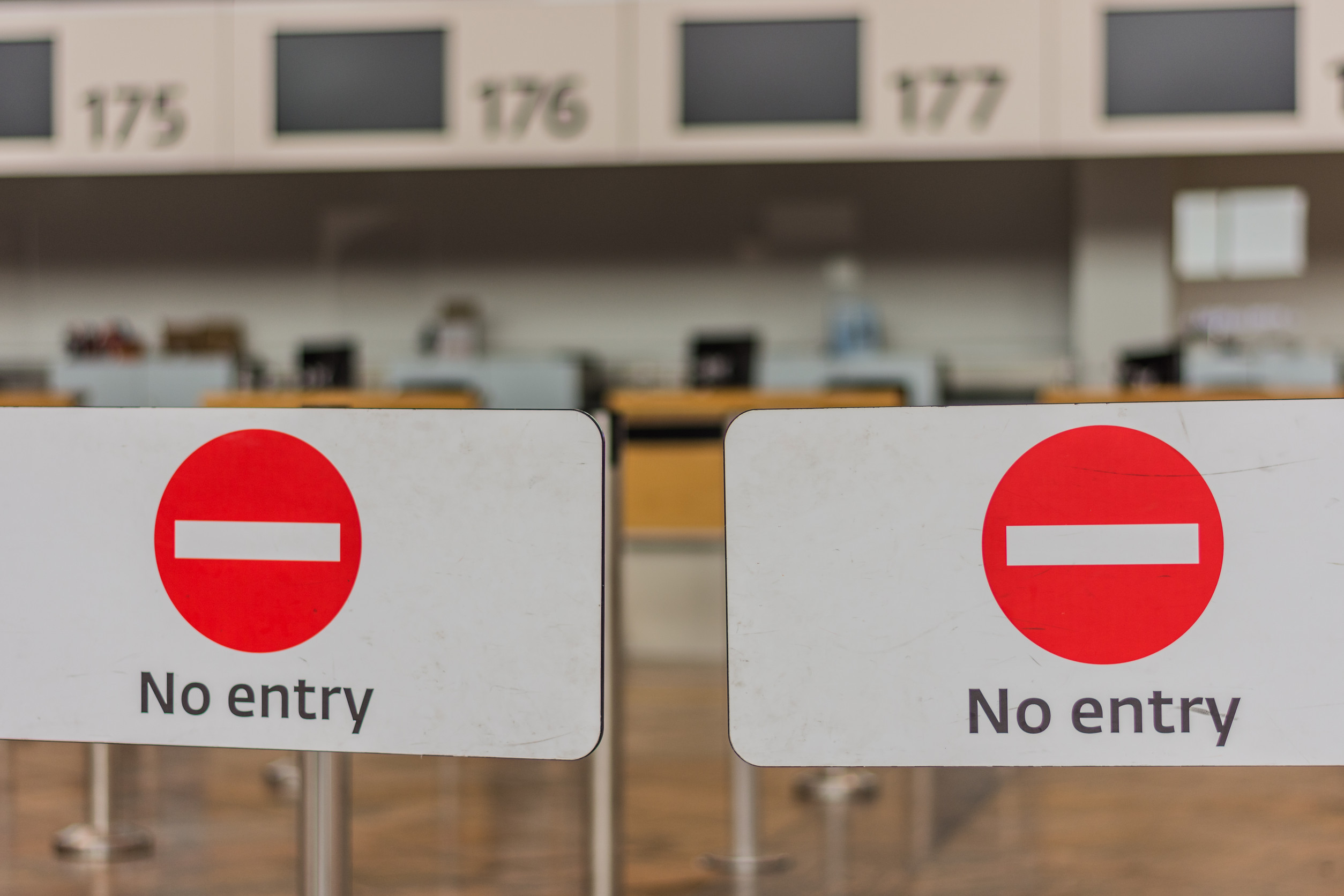 Panneau d'interdiction d'entrée à l'aéroport