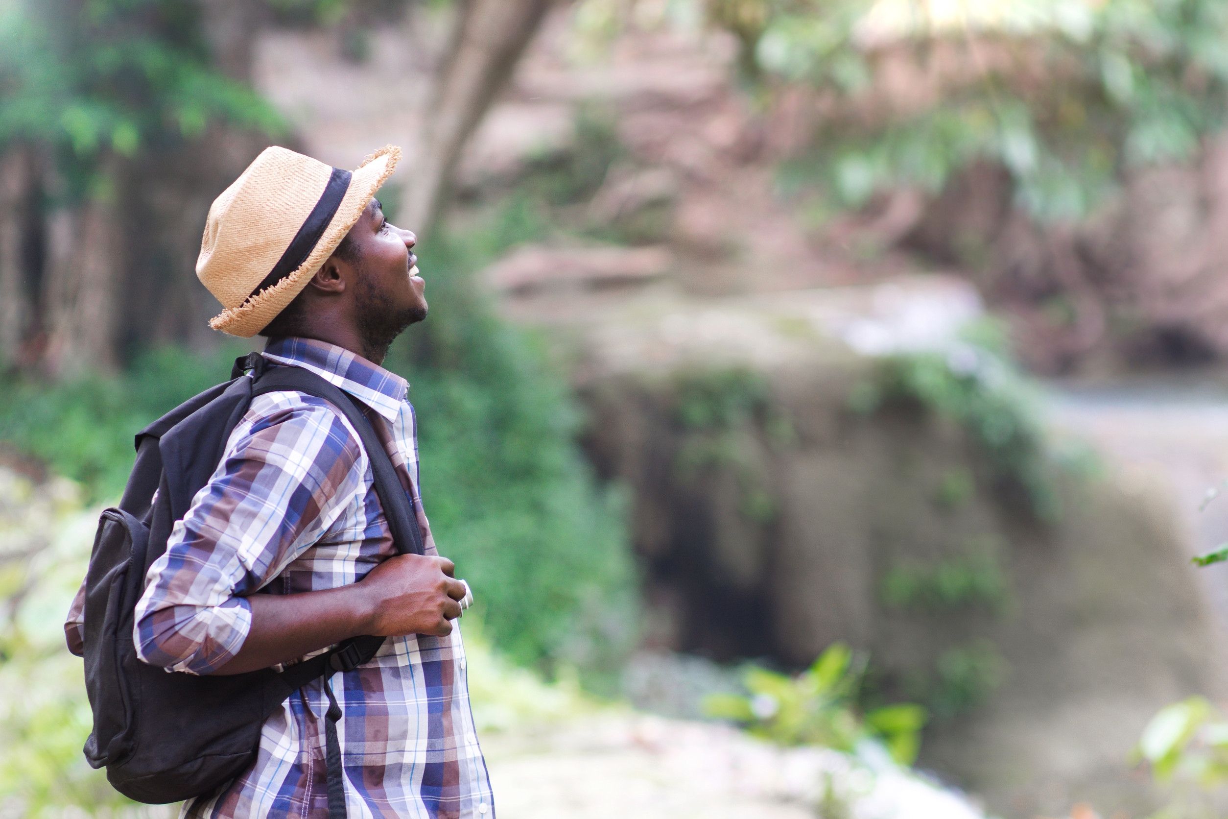 Afrikanischer Tourist mit Rucksack