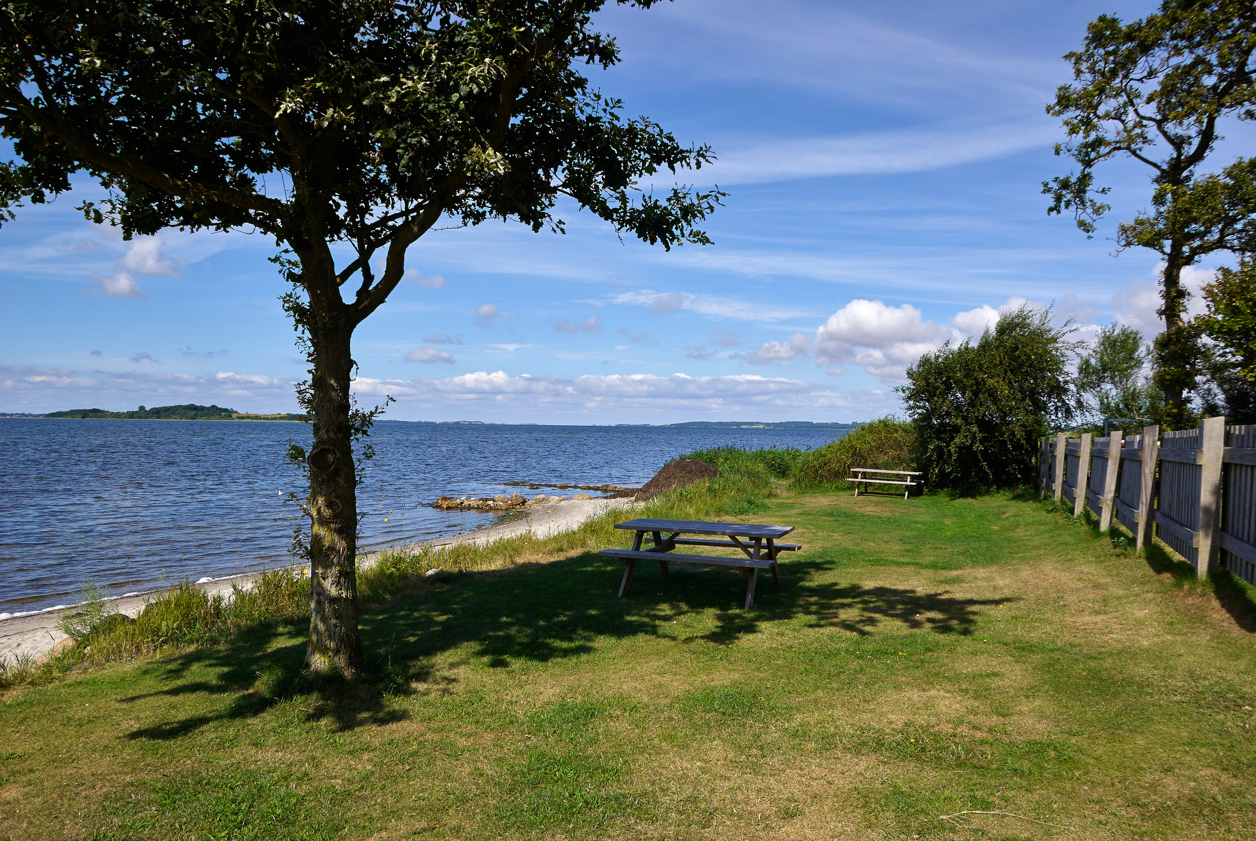 Malerischer Picknickplatz am See