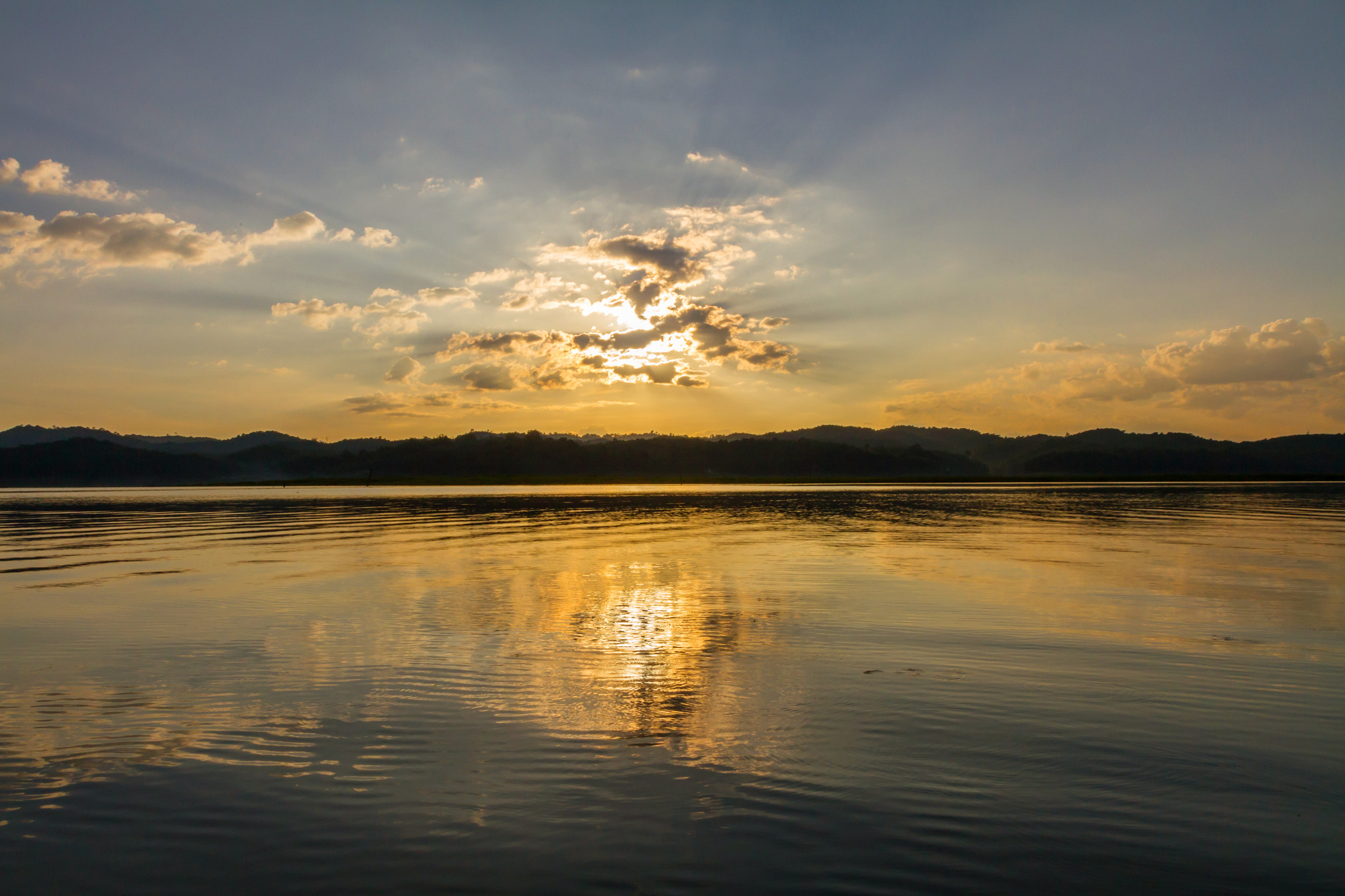 Coucher de soleil vu depuis un lac