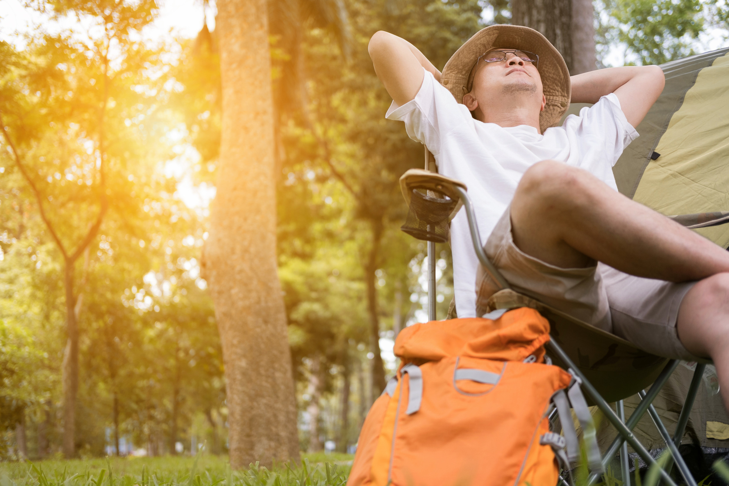 Tourist entspannen auf Campingplatz im Wald