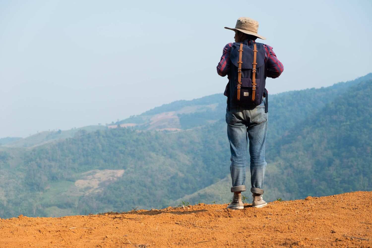 Voyageur Debout Sur Une Falaise